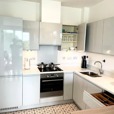 Wishie Homes- Entire Unit Next To Luas Train Stop Lejlighed