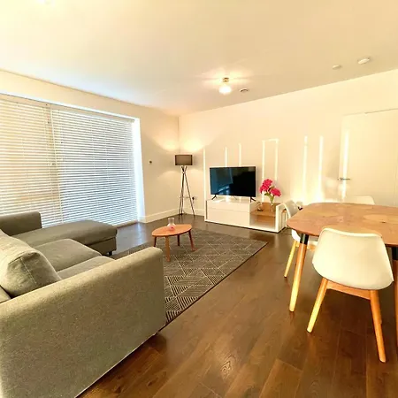 Wishie Homes- Entire Unit Next To Luas Train Stop דירה *